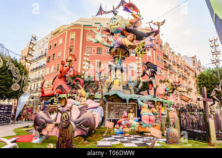 Valencia, Spagna - 16 Marzo 2019: Fallas cartoni di pietra di una falla profusamente dipinte con colori vivaci, durante le feste di Valencian esposti nel Foto Stock