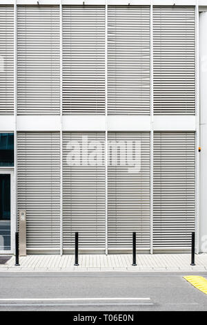 Strada vuota con un edificio moderno - sfondo Foto Stock