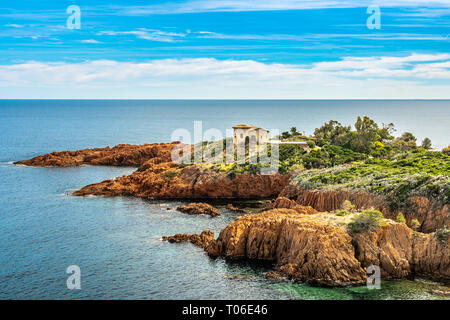 Rocce Rosse costa e mare sulla Riviera Francese a Cote d Azur vicino a Cannes, Provenza, Francia Foto Stock