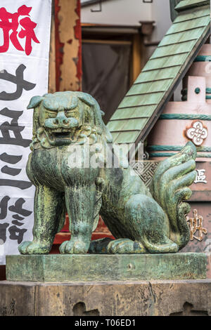 Asakusa, Tokyo, Giappone - 13 Novembre 2017: Agyo (a bocca aperta) Komainu bronzo Lion-dog custode in Asakusa Jinja o Sanja-sama (il santuario dei tre dèi Foto Stock