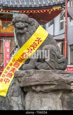 Asakusa, Tokyo, Giappone - 13 Novembre 2017: Agyo (a bocca aperta) in pietra scolpita Komainu Lion-dog custode in Asakusa Jinja o Sanja-sama (Santuario della compagnia Foto Stock