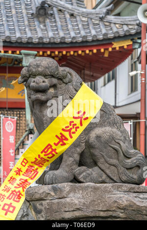 Asakusa, Tokyo, Giappone - 13 Novembre 2017: Agyo (a bocca aperta) in pietra scolpita Komainu Lion-dog custode in Asakusa Jinja o Sanja-sama (Santuario della compagnia Foto Stock