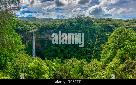 Vista sulle cascate di Chamarel con la giungla sull'Isola Mauritius Foto Stock