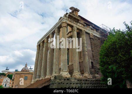 Tempio di Antonino e Faustina nel Foro Romano. Foto Stock