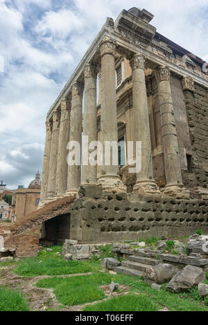 Tempio di Antonino e Faustina nel Foro Romano. Foto Stock