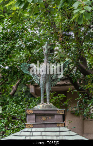 Taito-ku, Tokyo - Luglio 27, 2017: Bird scultura in cima temizuya (luogo per pulire le mani) di Gojoten jinja santuario. Situato nel Parco di Ueno Foto Stock