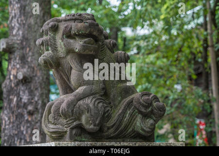 Taito-ku, Tokyo - Luglio 27, 2017: Lion-dog Komainu custodi all'entrata di Gojoten jinja santuario. Situato nel Parco di Ueno. Dedicato lo studioso Sugaw Foto Stock