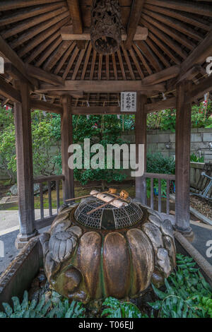 Taito-ku, Tokyo - Luglio 27, 2017: stile Rare Temizuya o Chozuya (luogo o pulire le mani) a Gojoten jinja santuario. Situato nel Parco di Ueno Foto Stock