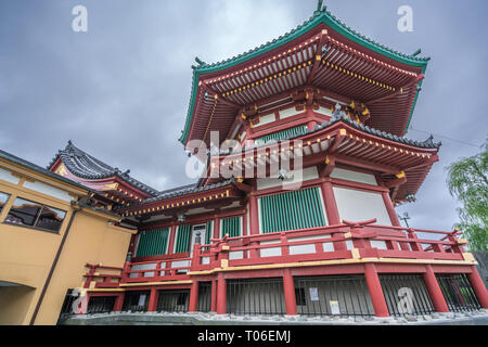 Shinobazunoike Benten-do tempio torre esagonale che custodisce la dea benzaiten. Situato nel Parco di Ueno. Taito-ku, Tokyo, Giappone Foto Stock