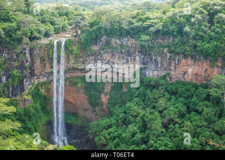 Vista sulle cascate di Chamarel con la giungla sull'Isola Mauritius Foto Stock