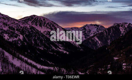 Vista al tramonto con mointains innevate delle Alpi francesi nella località sciistica di isola 2000, Francia Foto Stock