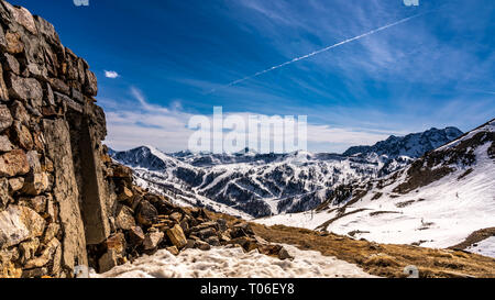 Distrutta la costruzione di pietra nelle alpi ski resort isola 2000, Francia Foto Stock