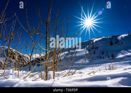 Montagne innevate delle Alpi francesi nella località sciistica di isola 2000, Francia Foto Stock