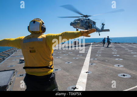 190316-N-HD110-0158 OCEANO PACIFICO (16 marzo 2019) di Boatswain Mate 2a classe John Robert Davis Jr. da Santa Paula, California, segnali ad un pilota di volare un MH-60S Sea Hawk elicottero, attaccato al mare in elicottero Combat Squadron (HSC) 21 come si libra durante un rifornimento verticale a bordo della harpers Ferry-classe dock anfibio sbarco nave USS harpers Ferry (LSD 49). Harpers Ferry è in corso conducendo le operazioni di routine come una parte di USS Boxer anfibio gruppo pronto (ARG) nell'Oceano Pacifico orientale. (U.S. Foto di Marina di Massa lo specialista di comunicazione di terza classe Danielle A. Baker) Foto Stock