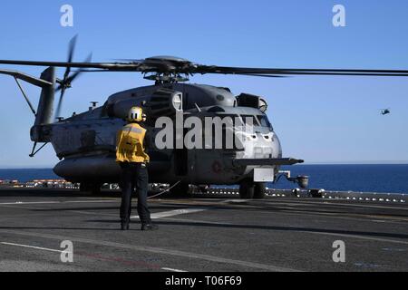 190316-N-KG461-3238 OCEANO PACIFICO (16 marzo 2019) di aviazione di Boatswain Mate (movimentazione) terza classe Michael Burns, da Jackson, Miss., assegnato a Amphibious Assault nave USS Boxer (LHD 4), orologi un CH-53E Super Stallion attaccata al mezzo marino Tiltrotor Squadron (VMM) 163 prima del decollo sul ponte di volo. Boxer in corso è di condurre le operazioni di routine come una parte di USS Boxer anfibio gruppo pronto (ARG) nell'Oceano Pacifico orientale. (U.S. Foto di Marina di Massa Specialista comunicazione marinaio Zachary D. Behrend) Foto Stock