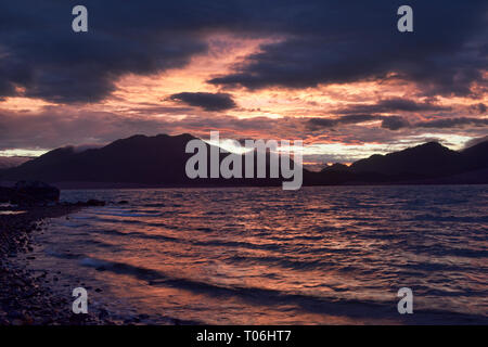 Magnifico tramonto sul fiordo Puyuhuapi nel suono Ventisquero, Patagonia, Aysen, Cile Foto Stock