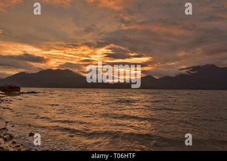 Magnifico tramonto sul fiordo Puyuhuapi nel suono Ventisquero, Patagonia, Aysen, Cile Foto Stock