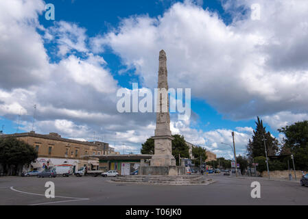 Lecce, Puglia, Italia - Piazzetta Arco di Trionfo quadrato con l'obelisco in background. L'Obelisco in onore di Ferdinando I Foto Stock