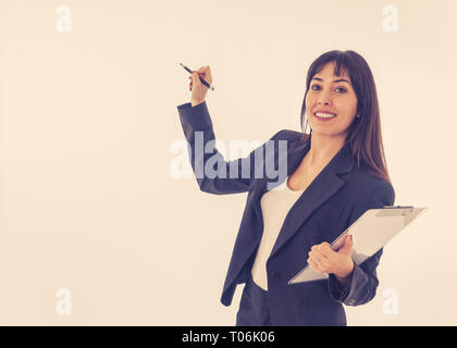 Ritratto di giovane abbastanza fiducioso imprenditrice con cartella mostrando e puntando a copiare lo spazio come in una conferenza o di un'azienda di marketing. Nelle persone, e Foto Stock