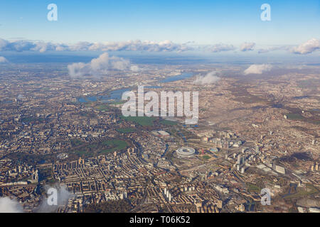 Vista aerea del paesaggio intorno a Londra vicino al tramonto Foto Stock