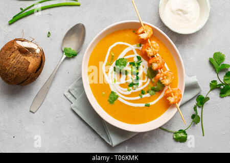 Dolce zuppa di patate con gamberetti in ciotola vista superiore Foto Stock