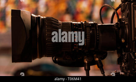 Professional digital video camera. ACCESSORI PER 4k telecamere. telecamera in uno stadio Foto Stock