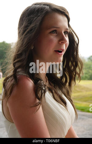 Ragazza giovane a un prom in un abito bianco, REGNO UNITO Foto Stock