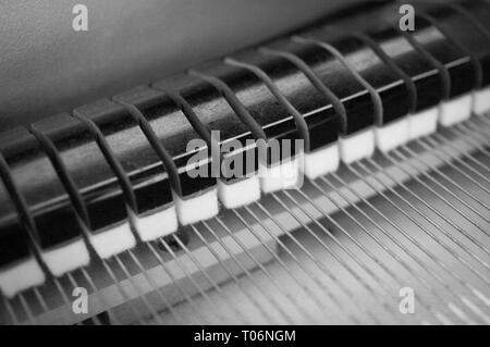 Baby grand piano mazze e stringhe in monocromia Foto Stock