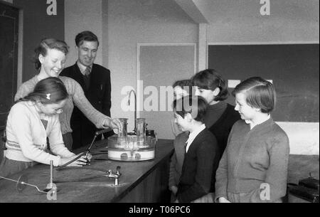 Degli anni Cinquanta, scuola lezione di scienze, Inghilterra, Regno Unito. Foto Stock