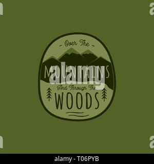 Disegnato a mano il logo di avventura con la montagna, foresta di conifere e preventivo - oltre le montagne e attraverso i boschi. Il vecchio stile camp all'aperto emblema in Illustrazione Vettoriale