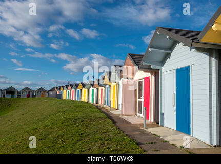Gruppo di dipinti di capanne spiaggia sulla costa a Mablethorpe, Lincolnshire. Foto Stock