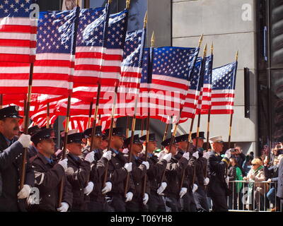 343 membri NYFD portando bandiere nordamericane che commemora i membri che sono stati uccisi il 9/11/01 attacchi terroristici su New York City. Foto Stock