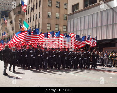 343 membri NYFD portando bandiere nordamericane che commemora i membri che sono stati uccisi il 9/11/01 attacchi terroristici su New York City. Foto Stock