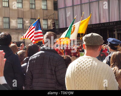 A curiosi il 2019 il giorno di San Patrizio parade di New York City. Tenuto dal 1762, è la più antica sfilata in noi. Foto Stock