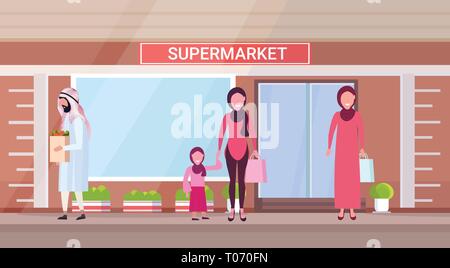 La gente araba in abiti tradizionali azienda borse per lo shopping con negozi di generi alimentari i caratteri arabi in piedi per esterno moderno negozio di alimentari supermercato esterno Illustrazione Vettoriale
