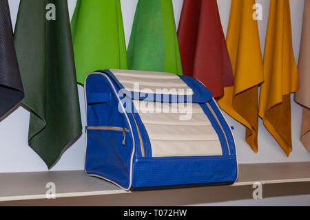 Fatte a mano in blu e beige organizer in pelle borsa per un baule auto per memorizzare le cose e strumenti in un negozio in un veicolo interior design workshop contro il Foto Stock