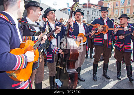 Zagabria, Croazia - 15 febbraio 2019: Croato musicisti nei tradizionali costumi della Slavonia, play sul divieto di Piazza Jelacic a Zagabria in Croazia. Foto Stock