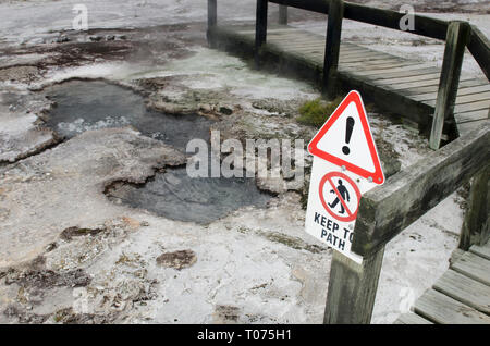 Segnale di avviso, per l'acqua in ebollizione da hot springs, Orakei Korako Grotta e Parco Termale, Rotorua, Isola del nord, Nuova Zelanda Foto Stock
