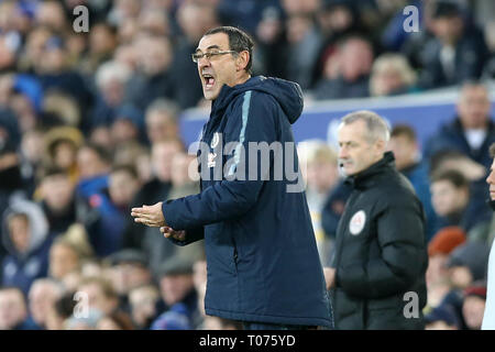 Liverpool, Regno Unito. Xvii Mar, 2019. Chelsea manager Maurizio Sarri urla istruzioni. Premier League, Everton v Chelsea a Goodison Park di Liverpool domenica 17 marzo 2019. Questa immagine può essere utilizzata solo per scopi editoriali. Solo uso editoriale, è richiesta una licenza per uso commerciale. Nessun uso in scommesse, giochi o un singolo giocatore/club/league pubblicazioni. pic da Chris Stading/Andrew Orchard fotografia sportiva/Alamy Live news Credito: Andrew Orchard fotografia sportiva/Alamy Live News Foto Stock