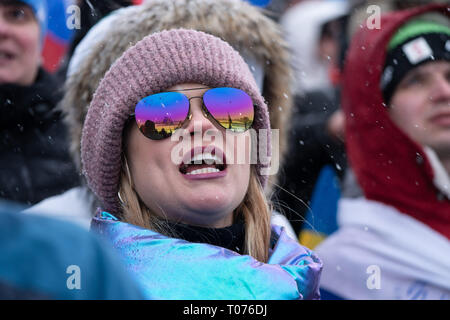 Ski Stadium, Oestersund, Svezia, 17 marzo 2019. Era uomini e donne della Messa di inizio del giorno finale del Biathlon IBU Campionati del Mondo e 20.000 tifosi riempito lo stadio di Östersund. Gli atleti e gli spettatori ha avuto a che fare con forte vento e neve pesante per tutto il giorno. Nella foto: Ventole immergetevi nell'atmosfera elettrica e tentare di ignorare la neve costante immagine: Rob Watkins/Alamy News Foto Stock