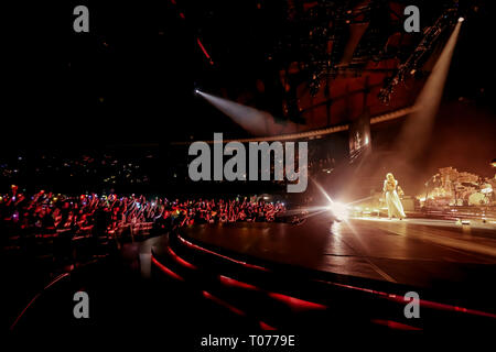 Bologna, Italia. Il 17 marzo 2019. Firenze + la macchina eseguire nella loro prima data del tour in Italia. Firenze + la macchina sono ora per il loro nuovo 'alta come speranza Tour'. Luigi Rizzo/Alamy Live News Foto Stock