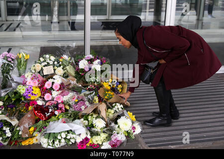 Londra, UK, UK. 16 Mar, 2019. Una donna è considerata immissione in commercio i fiori all'ingresso dell'Alta commissione della Nuova Zelanda a Londra.28-anno-vecchio Brenton Tarrant, un cittadino australiano, ucciso 50 adoratori Al Noor Masjid e Linwood Masjid moschee a Christchurch Nuova Zelanda il 15 marzo. Brenton Tarrant è stato caricato con un conteggio di omicidio in relazione agli attacchi su Sabato, 16 marzo 2019. Credito: Dinendra Haria/SOPA Immagini/ZUMA filo/Alamy Live News Foto Stock