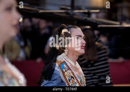 Fallera grida durante l'offerta di fiori alla Virgen de los Desamparados (Madonna del Forsaken) durante Las Fallas Festival di Valencia. Fallas sono enormi sculture raffiguranti personaggi famosi o gli eventi attuali per le strade di Valencia che si vede durante il 'Las Fallas Festival", le sculture saranno poi masterizzare su Marzo 19, 2019 come un omaggio a San Giuseppe, patrono dei falegnami' Guild. Foto Stock