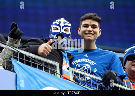 Cincinnati, Ohio, Stati Uniti d'America. Xvii Mar, 2019. FC Cincinnati tifosi durante una sequenza di lunghezza massima MLS partita di calcio tra FC Cincinnati e Portland a Nippert Stadium di Cincinnati, Ohio. Kevin Schultz/CSM/Alamy Live News Foto Stock