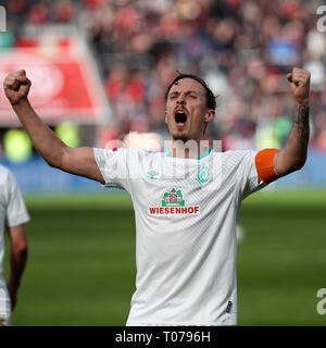 Leverkusen, Germania. Xvii Mar, 2019. Max Kruse di Brema celebra dopo rigature durante la Bundesliga match tra Bayer 04 Leverkusen e SV Werder Bremen a Leverkusen, Germania, 17 marzo 2019. Brema ha vinto 3-1. Credito: Joachim Bywaletz/Xinhua/Alamy Live News Foto Stock