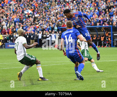 Cincinnati, OH, Stati Uniti d'America. Xvii Mar, 2019. Marzo 17, 2019: FC Cincinnati defender Alvas Powell (92) Capi la sfera su più difensori durante il match di MLS tra i legnami da Portland e FC a Cincinnati Nippert Stadium di Cincinnati, Ohio. Austyn McFadden/ZUMA Credito: Austyn McFadden/ZUMA filo/Alamy Live News Foto Stock