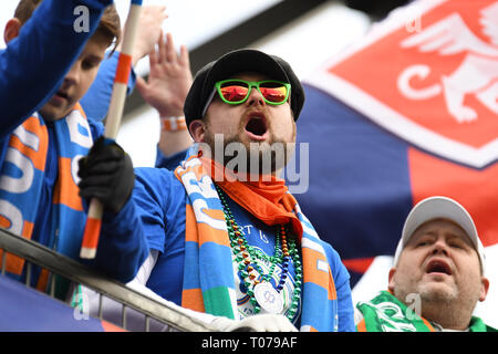 Cincinnati, OH, Stati Uniti d'America. Xvii Mar, 2019. Marzo 17, 2019: un FC ventola di Cincinnati grida per il suo compagno di squadra mentre mostrare alcuni per il giorno di San Patrizio spirito durante il match di MLS tra i legnami da Portland e FC a Cincinnati Nippert Stadium di Cincinnati, Ohio. Austyn McFadden/ZUMA Credito: Austyn McFadden/ZUMA filo/Alamy Live News Foto Stock