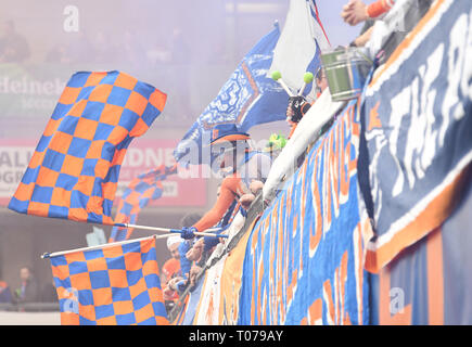 Cincinnati, OH, Stati Uniti d'America. Xvii Mar, 2019. Marzo 17, 2019: una FC di Cincinnati onde ventola un flag come punteggi FCC un obiettivo durante il match di MLS tra i legnami da Portland e FC a Cincinnati Nippert Stadium di Cincinnati, Ohio. Austyn McFadden/ZUMA Credito: Austyn McFadden/ZUMA filo/Alamy Live News Foto Stock