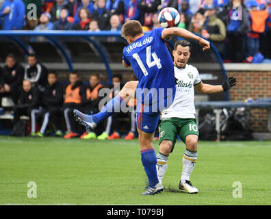 Cincinnati, OH, Stati Uniti d'America. Xvii Mar, 2019. Marzo 17, 2019: Portland legnami centrocampista Sebastian Blanco (10) collide con FC Cincinnati defender Nick Hagglund (14) durante il match di MLS tra i legnami da Portland e FC a Cincinnati Nippert Stadium di Cincinnati, Ohio. Austyn McFadden/ZUMA Credito: Austyn McFadden/ZUMA filo/Alamy Live News Foto Stock