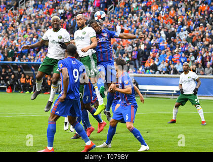 Cincinnati, OH, Stati Uniti d'America. Xvii Mar, 2019. Marzo 17, 2019: un lettore FCC capi la sfera verso il traguardo accanto a Portland legnami defender Bill Tuiloma (25) durante il match di MLS tra i legnami da Portland e FC a Cincinnati Nippert Stadium di Cincinnati, Ohio. Austyn McFadden/ZUMA Credito: Austyn McFadden/ZUMA filo/Alamy Live News Foto Stock